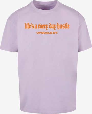 MT Upscale T-shirt 'Hustle' i lila: framsida