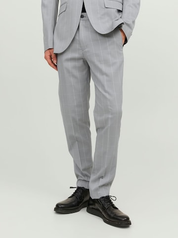 Coupe slim Pantalon à plis JACK & JONES en gris : devant