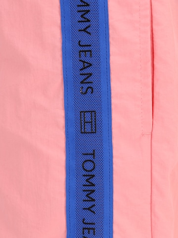 Șorturi de baie de la Tommy Jeans pe roz