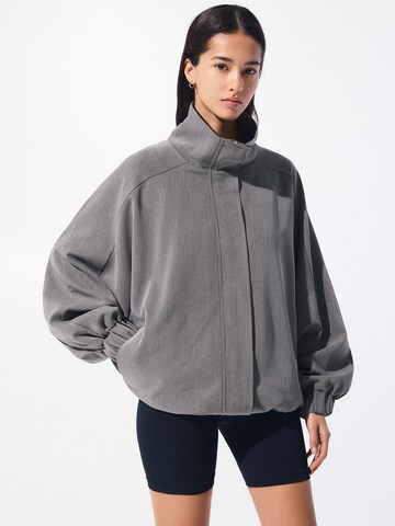 Giacca di mezza stagione di Pull&Bear in grigio: frontale