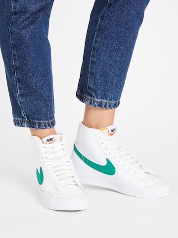 Nike Sportswear Korkeavartiset tennarit 'Blazer Mid 77' värissä valkoinen: edessä