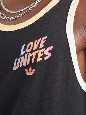 ADIDAS ORIGINALS Paita 'Pride' värissä musta