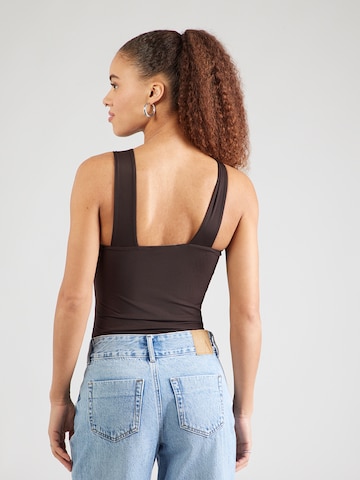 Body a maglietta 'Cindy' di ABOUT YOU in marrone