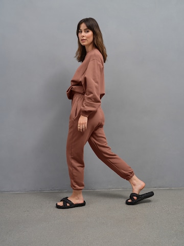 A LOT LESS Tapered Trousers 'Ida' in Brown