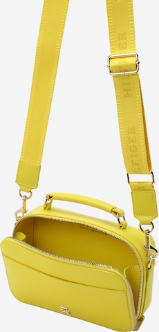 TOMMY HILFIGER Käsilaukku 'Iconic' värissä keltainen