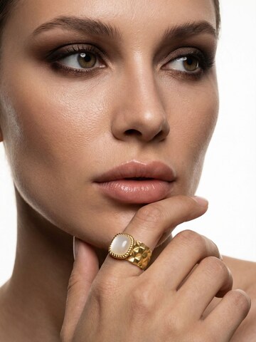 Nemomatheo Ring 'Royal Cushion – Statement-Ring mit Rautenmuster' in Gold: front