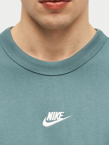 T-Shirt 'PREM ESS' Nike Sportswear en vert