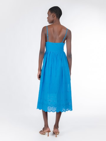 Influencer Рокля в синьо