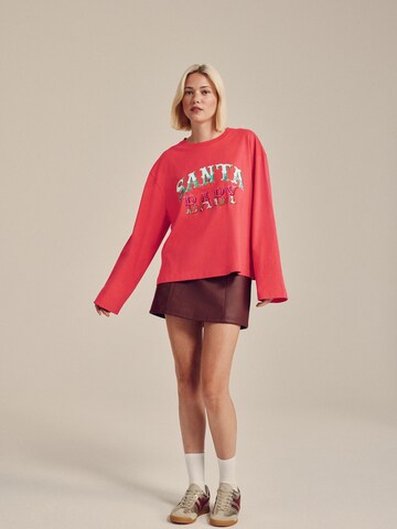 Next - Camiseta 'Christmas Santa Baby' en rojo