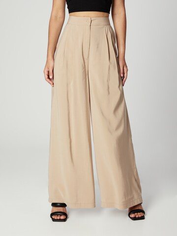 Guido Maria Kretschmer Women Wide Leg Bukser med lægfolder 'Cami' i beige: forside