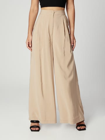 Guido Maria Kretschmer Women Wide leg Pleat-Front Pants 'Cami' in Beige: front