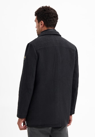 No Excess Mantel in Grau