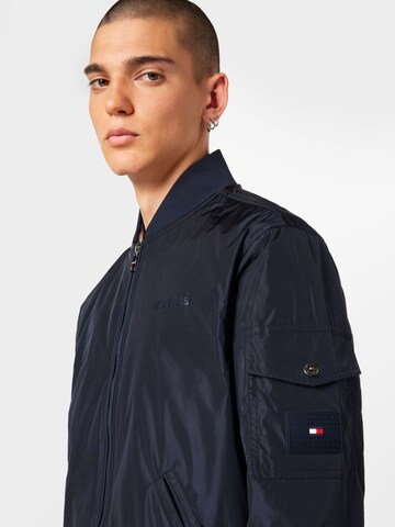 TOMMY HILFIGER Tussenjas in Blauw