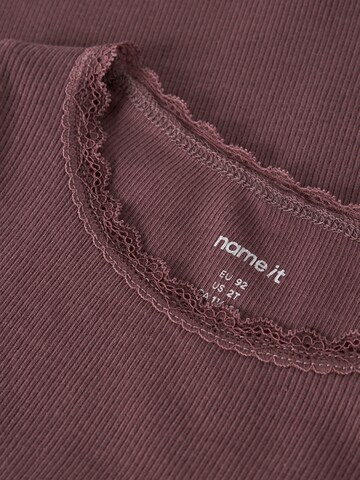 NAME IT Shirt 'NMFKAB' in Lila