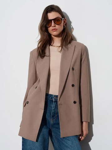 Blazer di Dilvin in beige: frontale