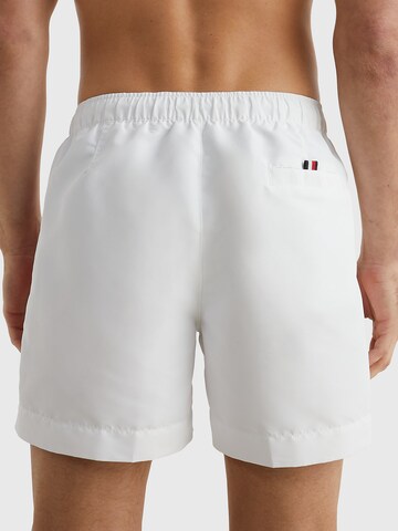 TOMMY HILFIGER Badeshorts in Weiß