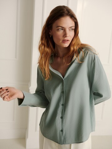 Guido Maria Kretschmer Women Blouse 'Theia' in Green: front