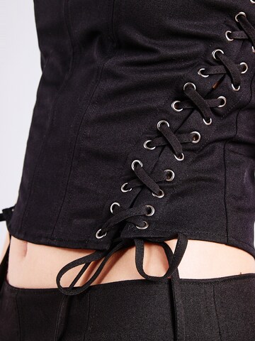 Top de la Monki pe negru