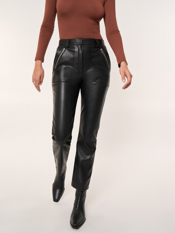 ABOUT YOU x Laura Giurcanu Bootcut Broek 'Sunny' in Zwart: voorkant