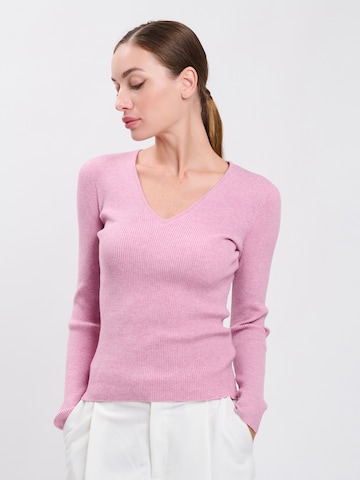 Pullover di Influencer in rosa: frontale