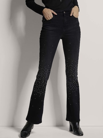 MADELEINE Flared Jeans in Zwart: voorkant