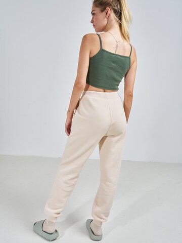 Loosefit Pantaloni 'Luisa' di ABOUT YOU x Swalina&Linus in beige