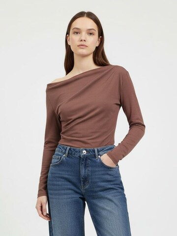 Tricou 'Dorina' de la STUDIO SELECT pe maro: față