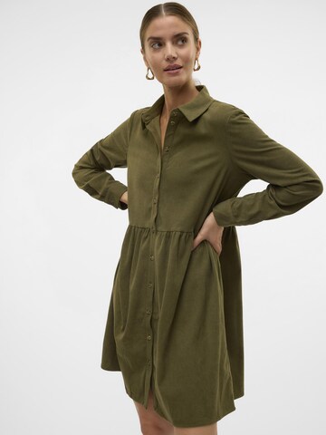 Robe-chemise 'VILJA' VERO MODA en vert : devant