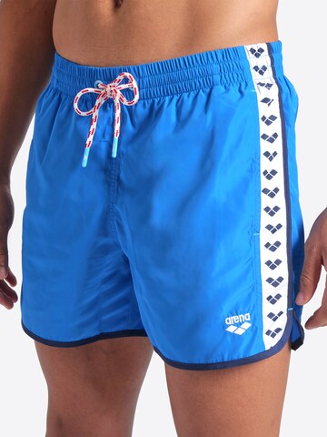 Shorts de bain 'TEAM STRIPE' ARENA en bleu : devant