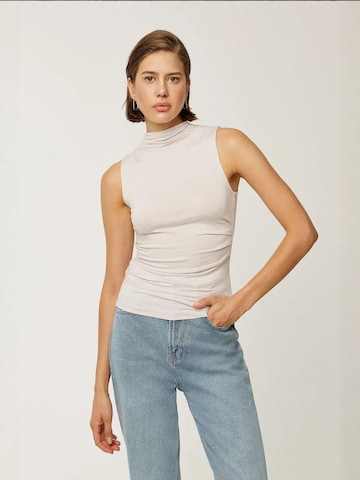 Hiccup Top in White: front