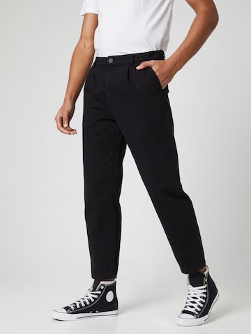 Kosta Williams x About You Regular Pleat-Front Pants in Black: front