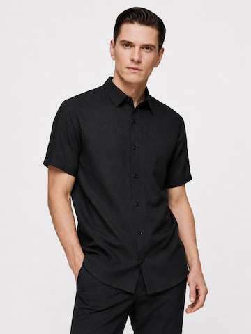 ALLTHEMEN Comfort fit Button Up Shirt 'Leichtmut' in Black: front