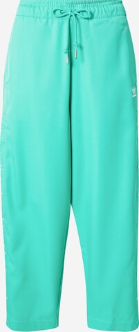 ADIDAS ORIGINALS - Loosefit Pantalón en verde: frente