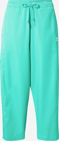 Loosefit Pantalon ADIDAS ORIGINALS en vert : devant