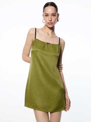 Pull&Bear Letnia sukienka w kolorze zielony: przód