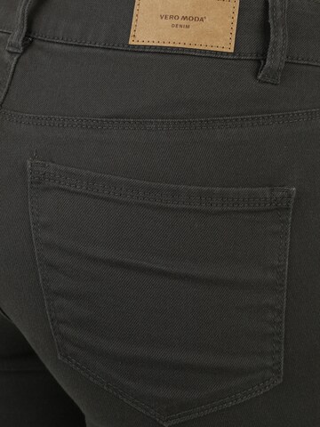 Vero Moda Petite Skinny Farkut 'HOT SEVEN' värissä harmaa