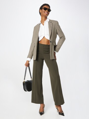 Wide leg Pantaloni con piega frontale 'BECKY' di VERO MODA in verde