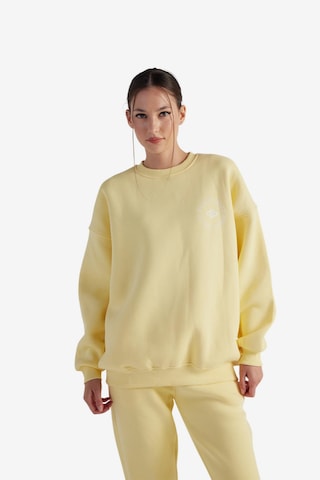 HOLLY LOLLY Sweatshirt in Geel: voorkant