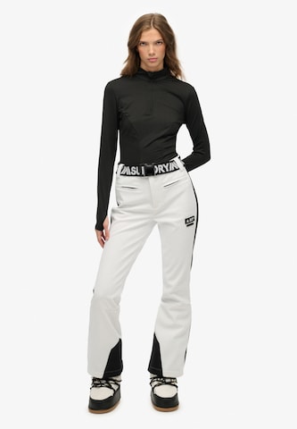 Bootcut Pantalon de sport Superdry en blanc