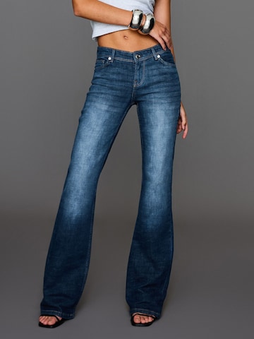 Bootcut Jeans de la Bershka pe albastru: față