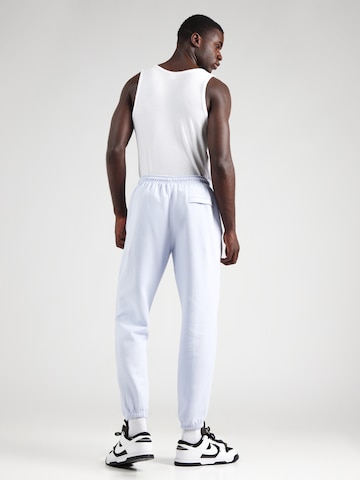 Effilé Pantalon 'Club' Nike Sportswear en blanc