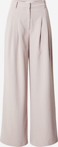 Loosefit Pantalon à pince 'Mathilda' ABOUT YOU x Iconic by Tatiana Kucharova en beige : devant