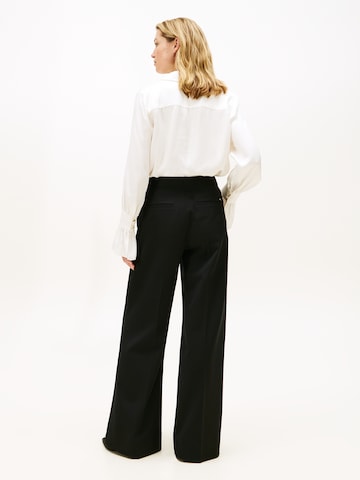 TOMMY HILFIGER Широкий Плиссированные брюки в Черный: сзади