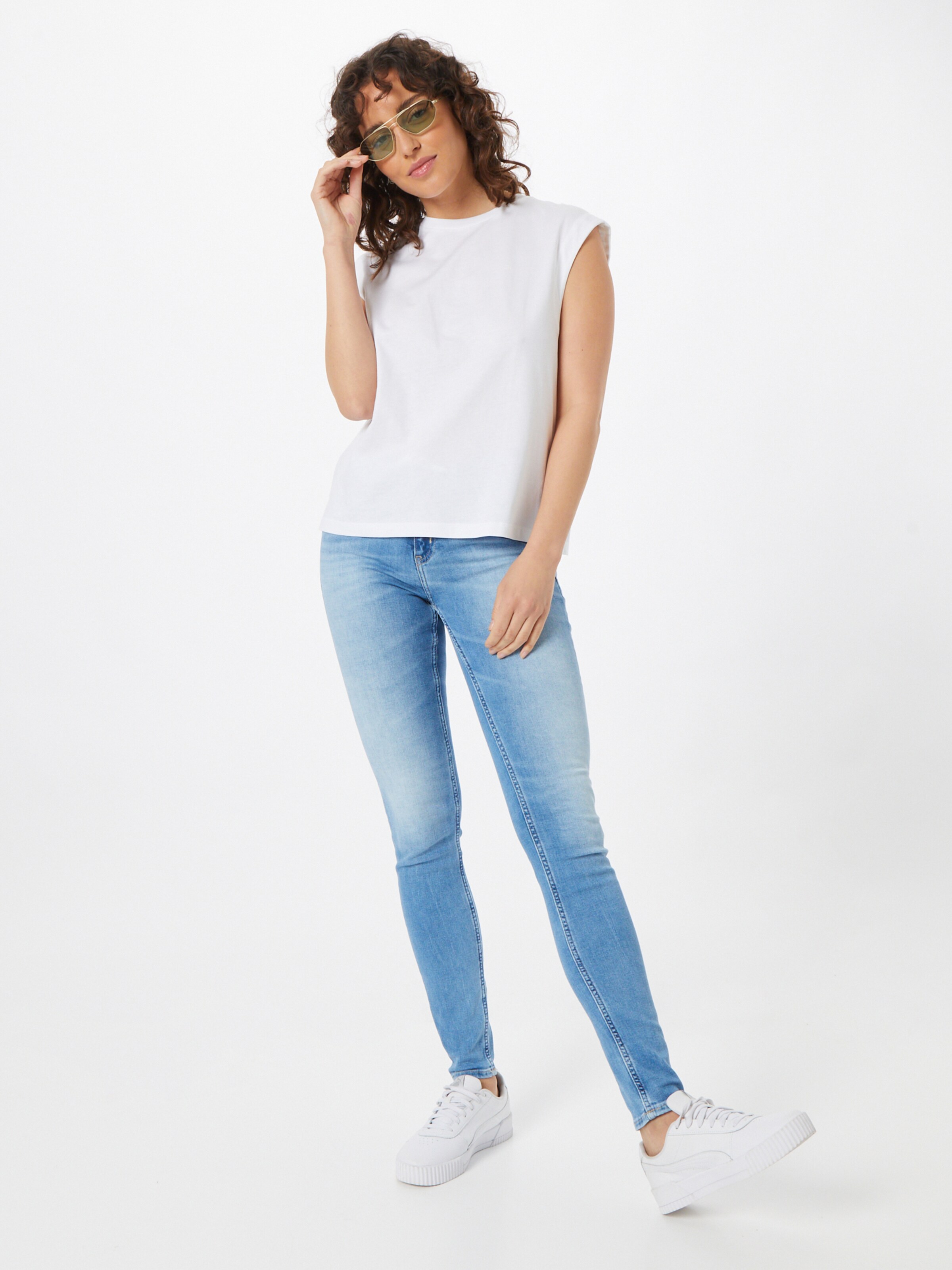 Frauen Shirts & Tops Calvin Klein T-Shirt in Weiß - YO33404