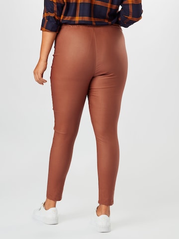 Skinny Pantalon ONLY Carmakoma en marron