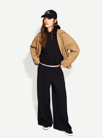 Bershka Wide leg Trousers in Black: front