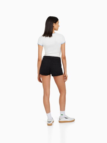 Bershka Regular Shorts in Schwarz