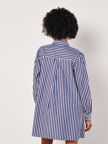 Robe Apricot en bleu