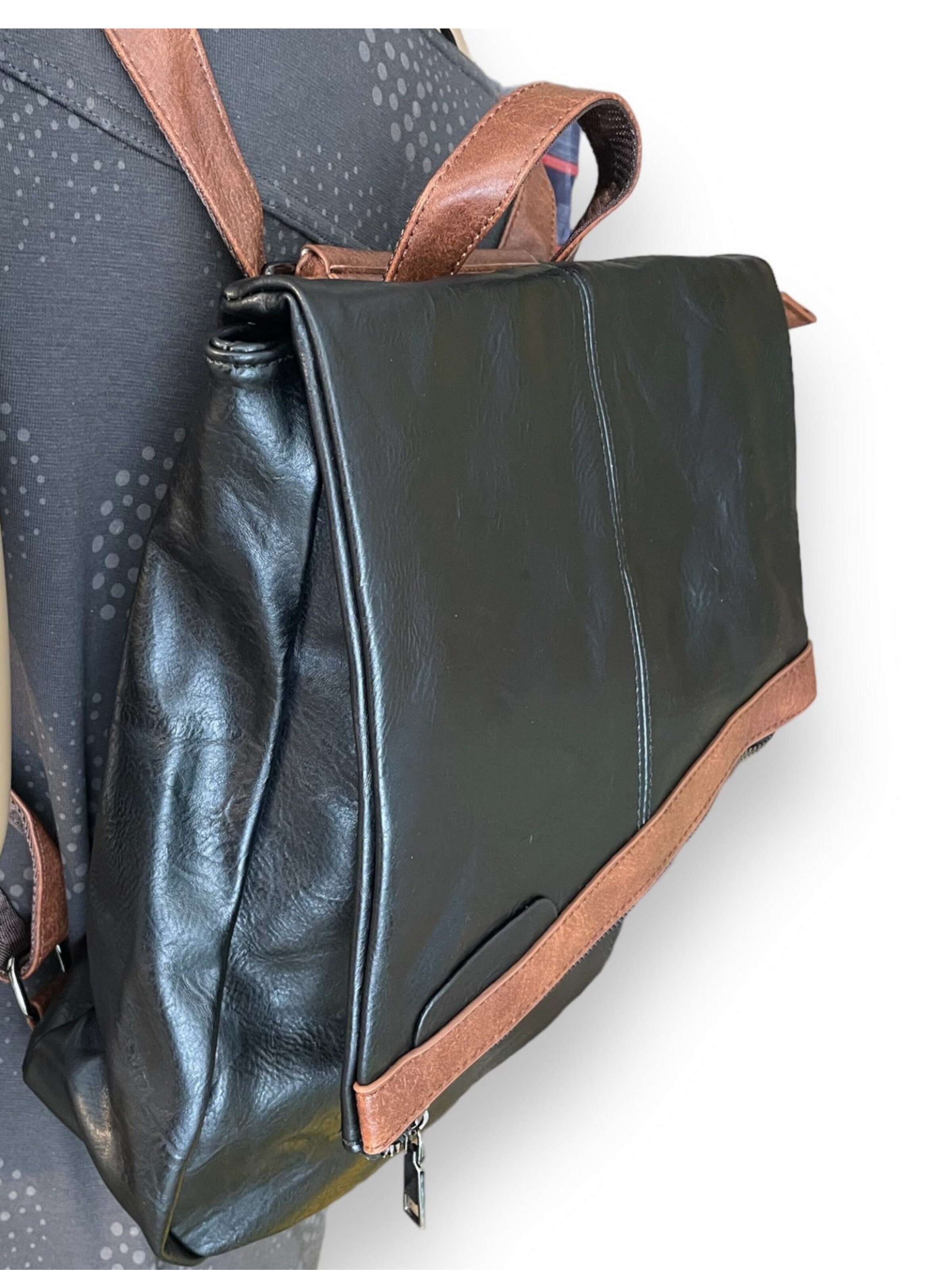 Kumixi Backpack '2in1 Rucksacktasche' in Brown: front