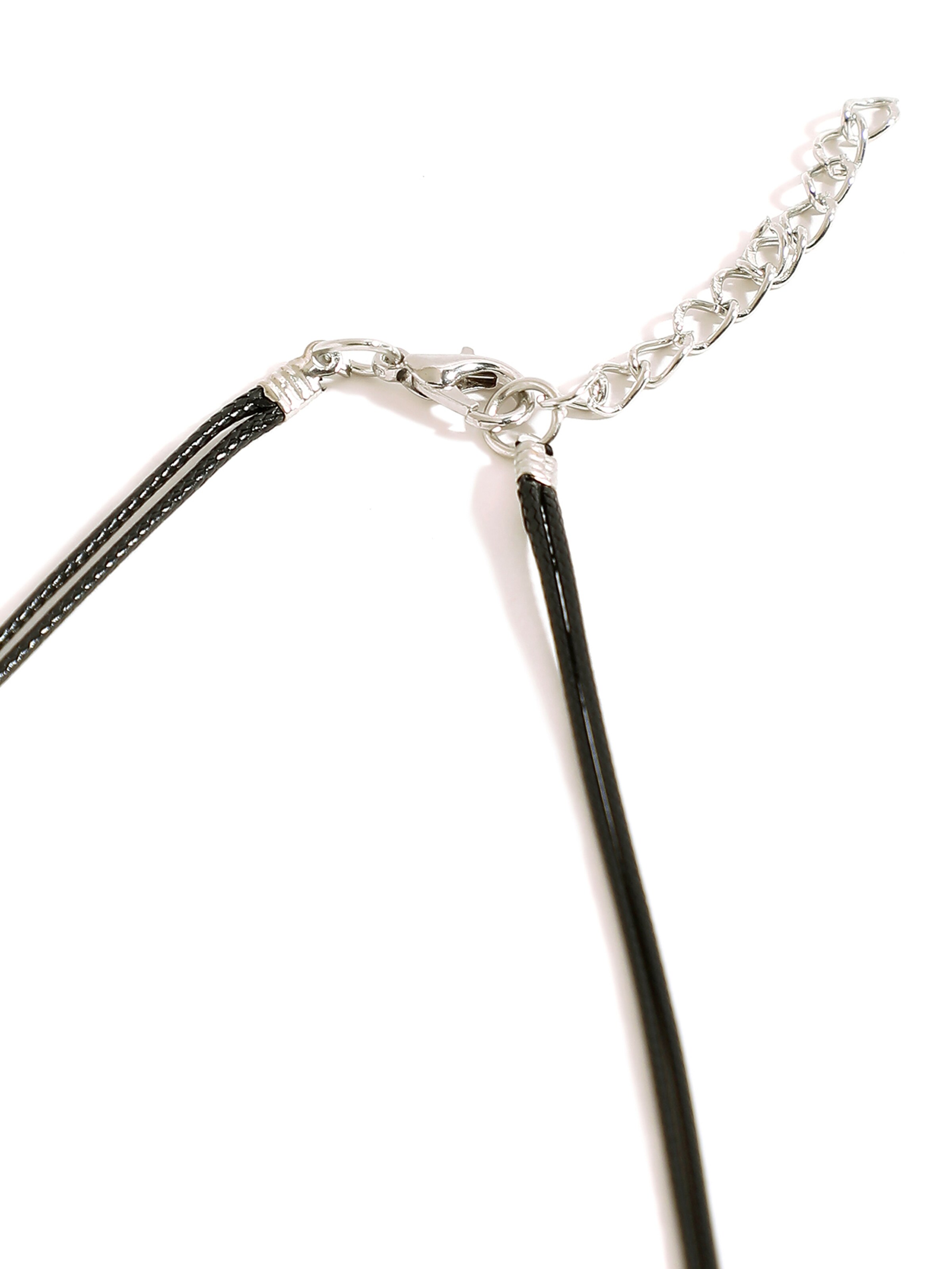 Lanțuri 'Sanoj' de la SOHI pe alb